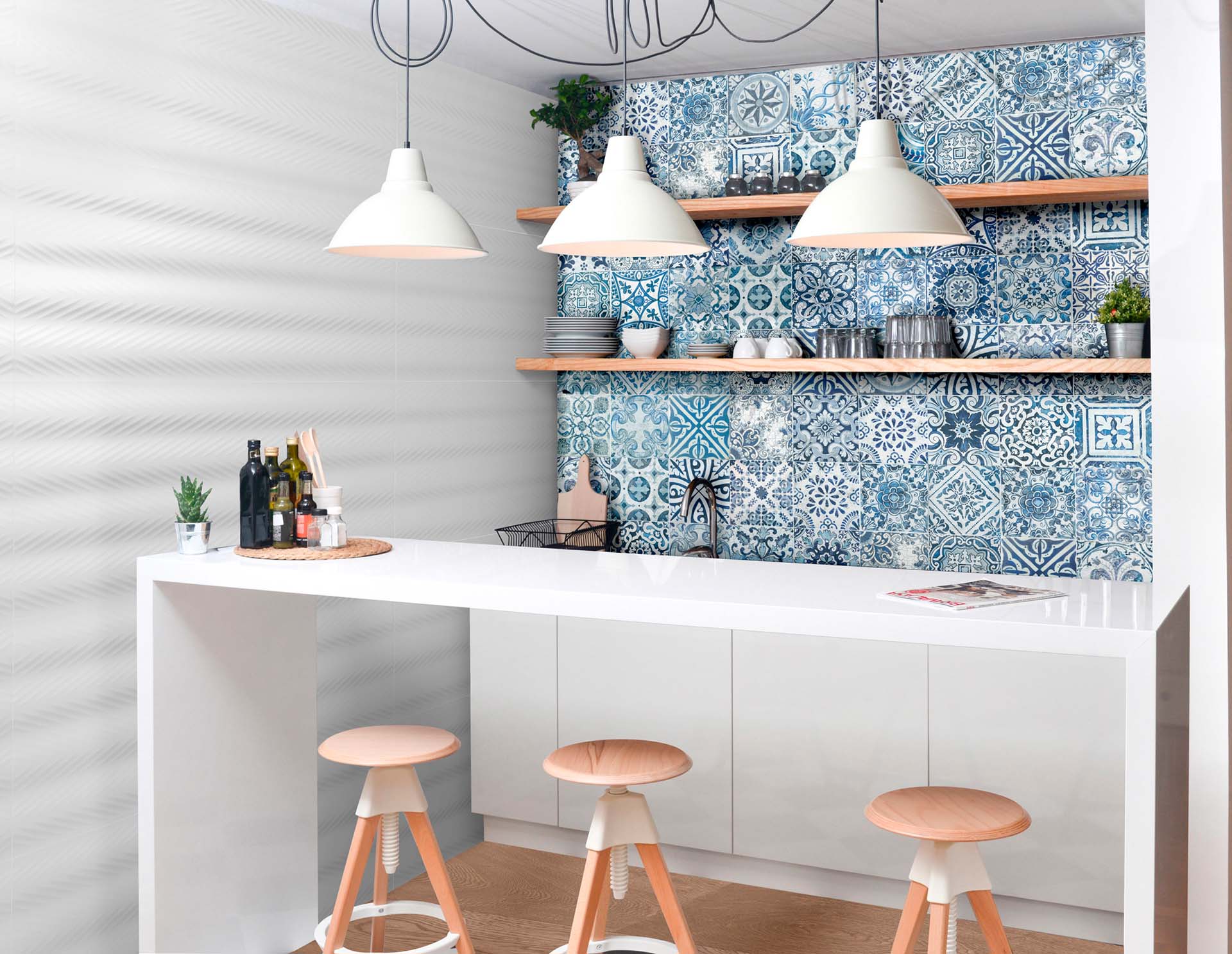 majolica-cocina-con-pared-de-azulejo-vintage-azul-2.jpg